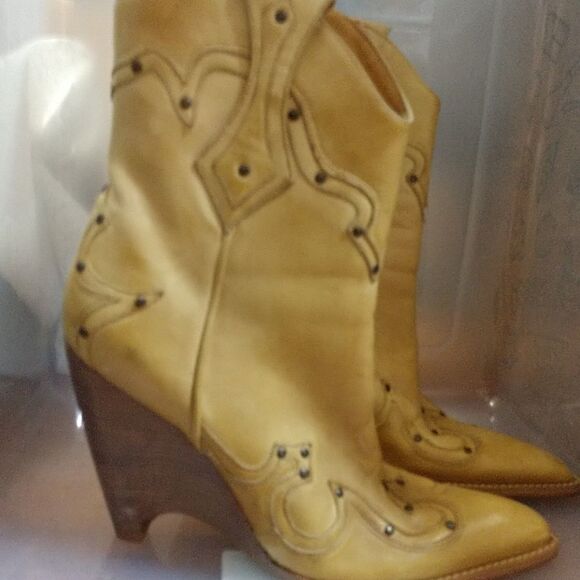 Lamb skin BCBG botts - Picture 2 of 6